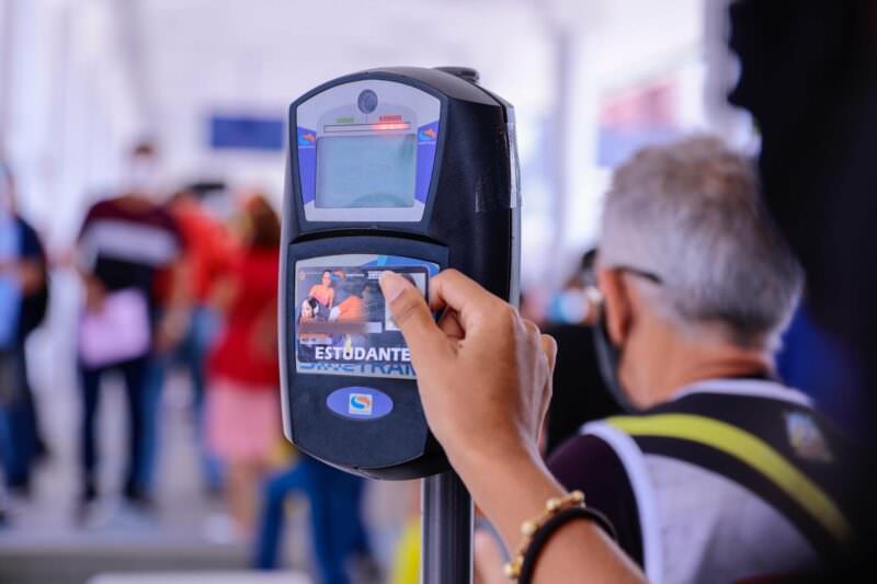 Lei que garante passe livre a estudantes vai à sanção de David Almeida