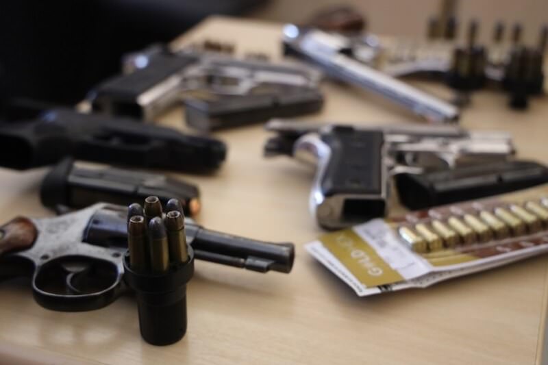 A Polícia Federal cumpre nesta quinta-feira (4) mandados de prisão contra caçadores, atiradores e colecionadores (CACs) que não recadastraram armas de fogo antes do prazo
