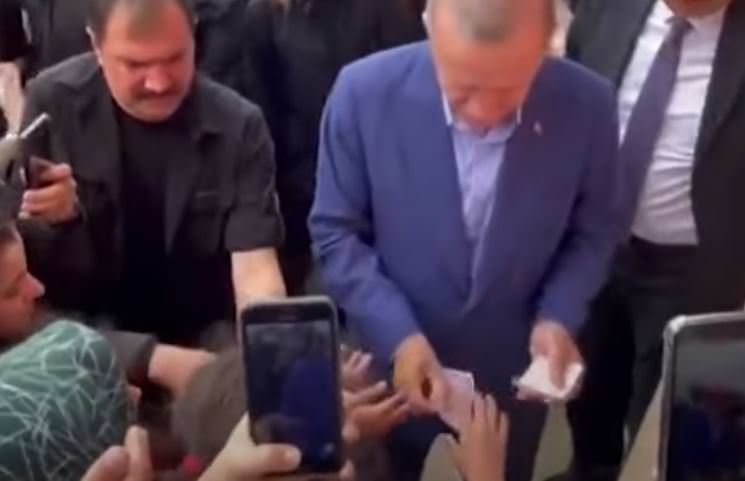 Presidente da Turquia cumpre tradição e distribui dinheiro a eleitores; entenda