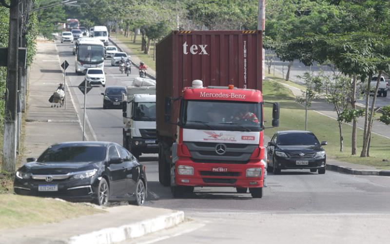 Operação ‘Carga Pesada’ fiscaliza caminhões irregulares na avenida das Torres