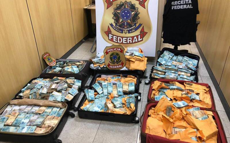 Policiais federais cumpriram nesta semana 12 mandados de busca e apreensão na sétima fase da Operação Kryptos, que investiga crimes contra o sistema financeiro nacional através de criptomoedas