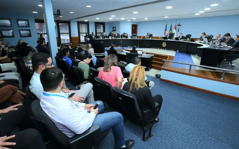 TCE-AM indefere recurso de candidato que tentou tomar posse sem vacinação contra a Covid-19