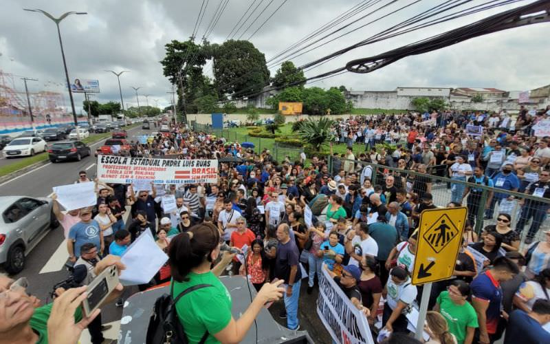 No 10º dia de greve, professores protestam em frente à Defensoria Pública