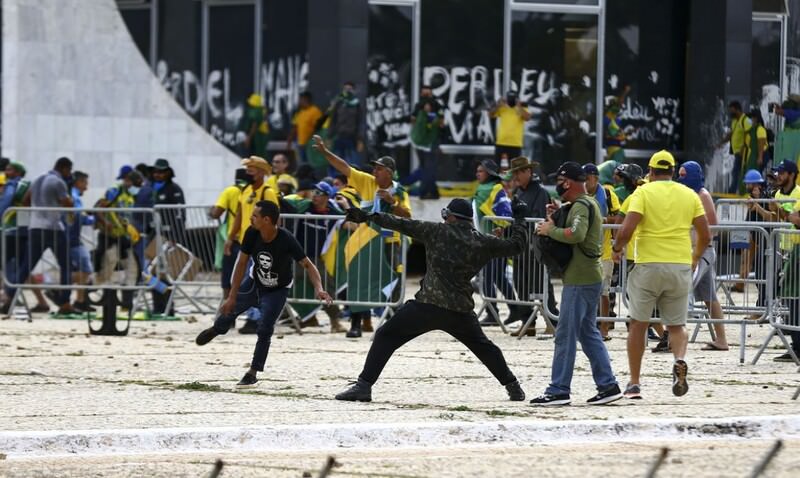 63% dos brasileiros são contra anistiar envolvidos nos ataques de 8/1, diz pesquisa