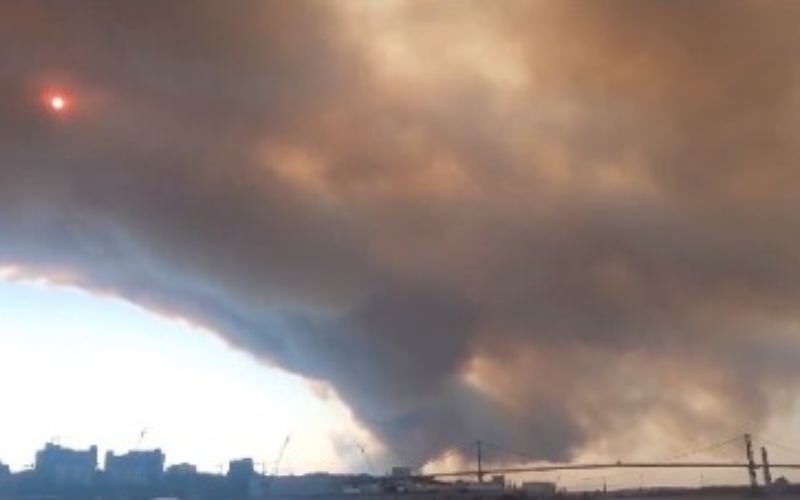 Incêndio florestal obriga retirada de milhares de pessoas de cidades canadenses