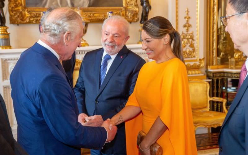 Presidente da República, Luiz Inácio Lula da Silva e a primeira-dama Janja Lula da Silva são recebidos pelo Rei Charles III (Foto: Ian Jones/Buckingham Palace)