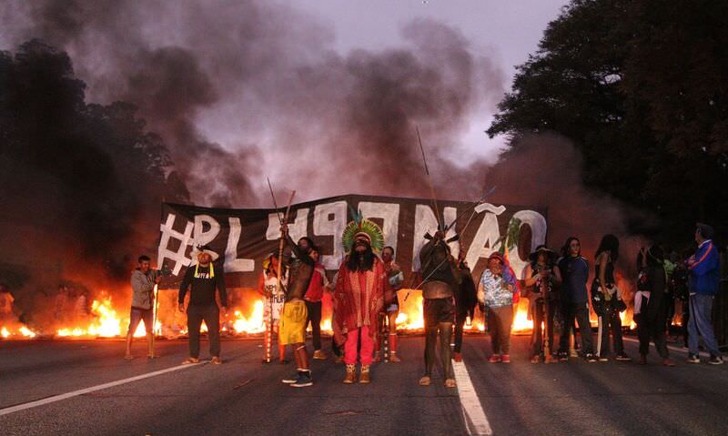 A Polícia Militar (PM) atirou bombas de gás e jatos de água contra a manifestação de indígenas Guaranis que bloqueavam totalmente a Rodovia dos Bandeirantes, no sentido São Paulo