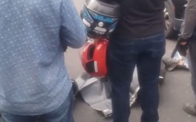 Vídeo: motociclista morre ao ter cabeça esmagada no bairro Parque Dez