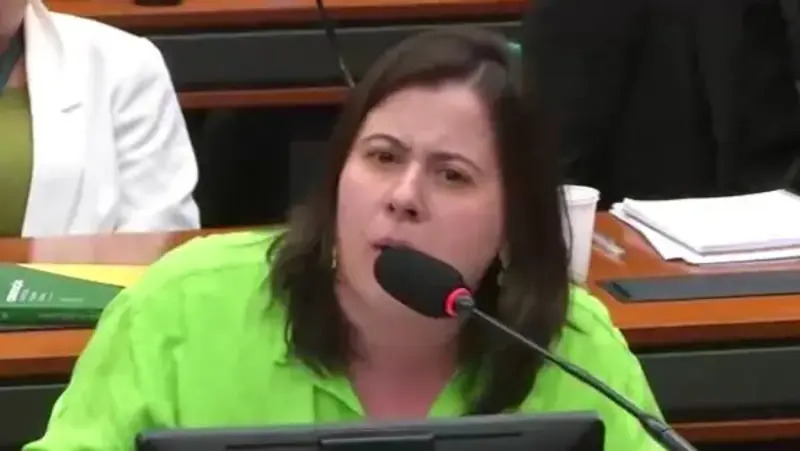 A deputada federal Sâmia Bonfim (PSOL-SP) teve a fala interrompida pelo colega de parlamento, Tenente Coronel Zucco (Republicanos-RS), durante a abertura dos trabalhos da CPI do MST, nessa terça-feira (23)