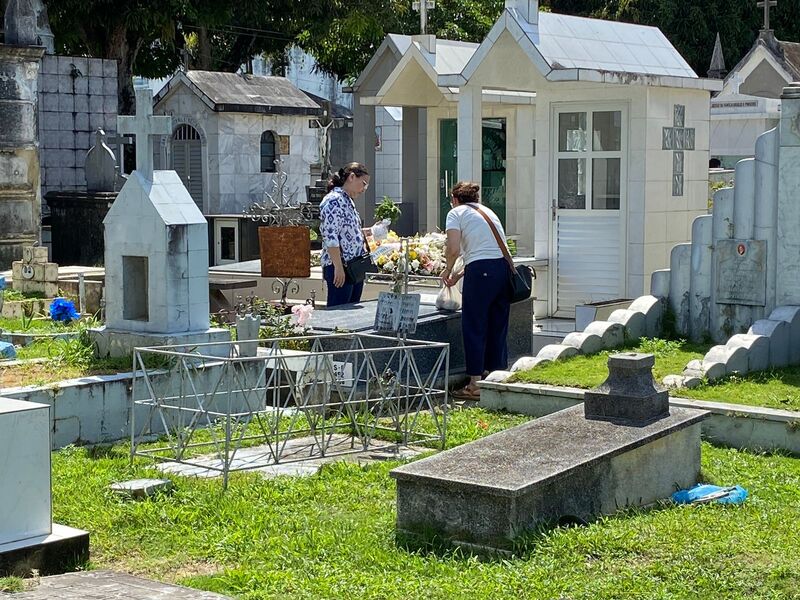 Mais de 500 mil pessoas devem prestar homenagens às mães já falecidas nos cemitérios de Manaus nesta domingo (14), segundo projeção da Secretaria Municipal de Limpeza Urbana (Semulsp)