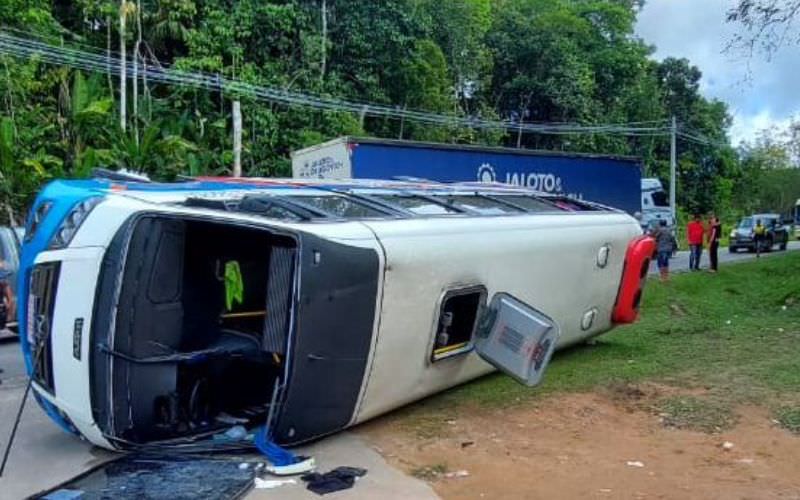 30 passageiros estavam no micro-ônibus, arremessado para o canteiro (Foto: Divulgação/CBMAM)