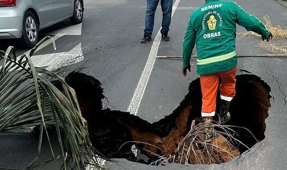 Trecho da avenida Torquato Tapajós é interditado após cratera se abrir