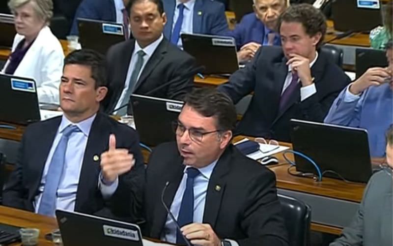 Ao lado de Sergio Moro, Flávio Bolsonaro tentou emplacar definição de milícia (Foto: TV Senado/Reprodução)