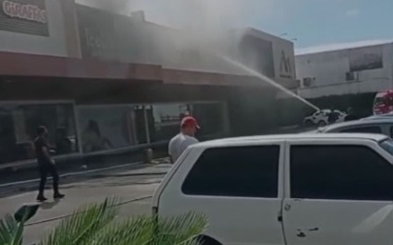 Vídeo: incêndio atinge hamburgueria na zona Centro-Sul de Manaus