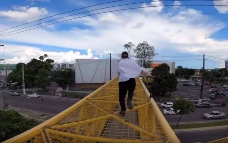 Vídeo: jovens arriscam a vida em acrobacias na passarela da avenida Darcy Vargas
