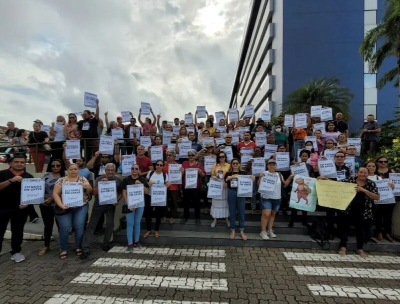 Professores fazem ato em frente à Aleam após Justiça proibir greve no AM