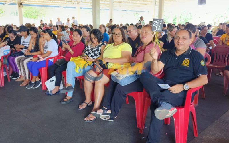 Professores em greve vão arrecadar cestas básicas após descontos por faltas