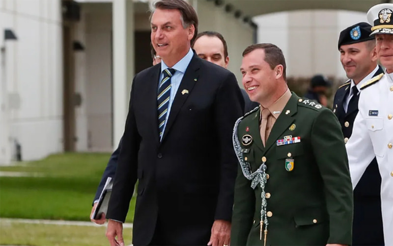 O ex-ajudante de ordens do ex-presidente Jair Bolsonaro, o tenente-coronel Mauro Cid, ficou em silêncio durante seu depoimento à Polícia Federal nesta quinta-feira (18)