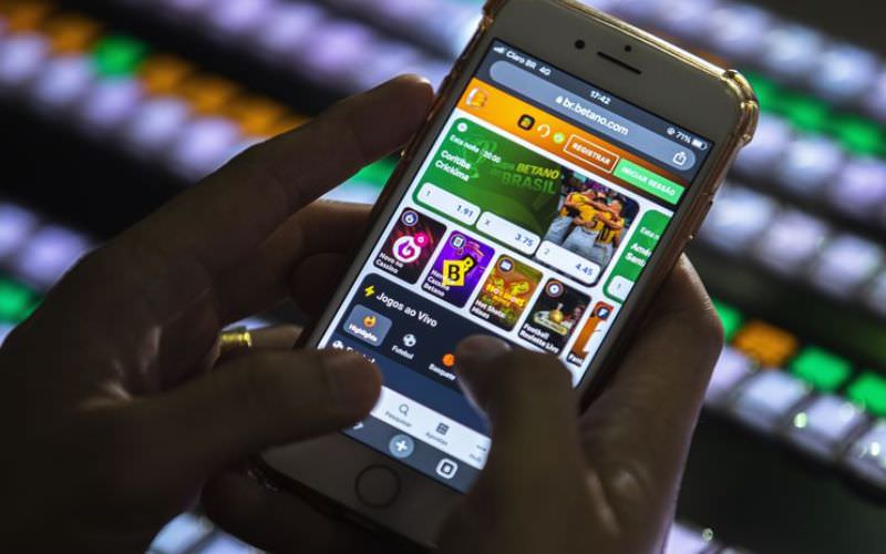 Apostas esportivas feitas pelo celular (Foto: Joédson Alves/Agência Brasil)