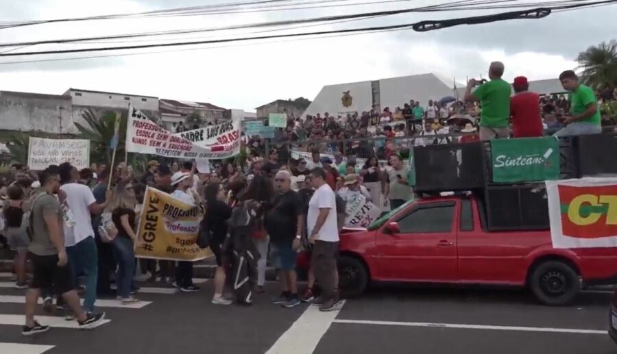 Oito dias após o início da greve dos professores da rede estadual, a categoria voltou, nesta quinta-feira (25), a se mobilizar na frente da Assembleia Legislativa do Amazonas (Aleam) para reivindicar aumento salarial de 25%, entre outras demandas