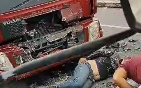 Vídeo: mototaxista colide de frente com caminhão no Distrito