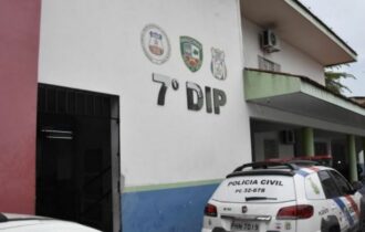 Reféns em casa: assaltantes levam R$ 300 mil e 60 armas em Manaus