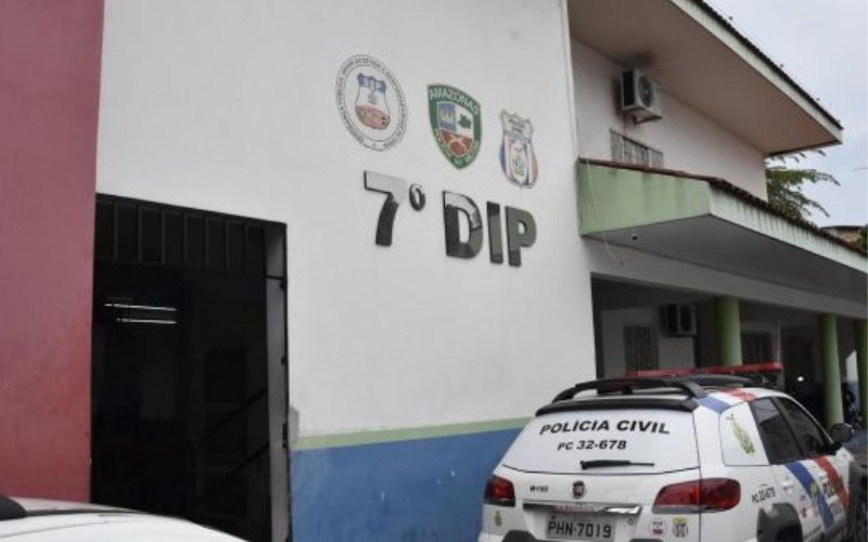 Reféns em casa: assaltantes levam R$ 300 mil e 60 armas em Manaus