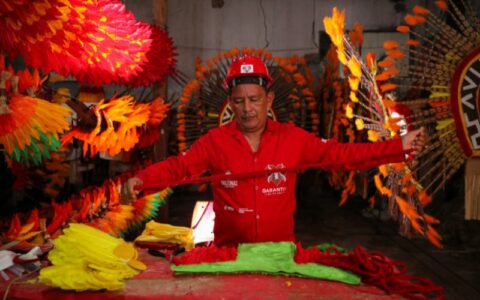 Artistas intensificam trabalho na finalização das alegorias do Garantido