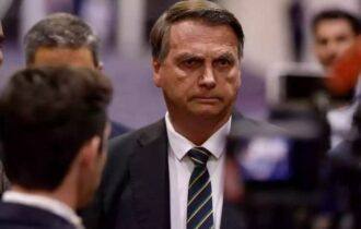 Após se tornar inelegível, Bolsonaro afirma que 'levou facada nas costas'