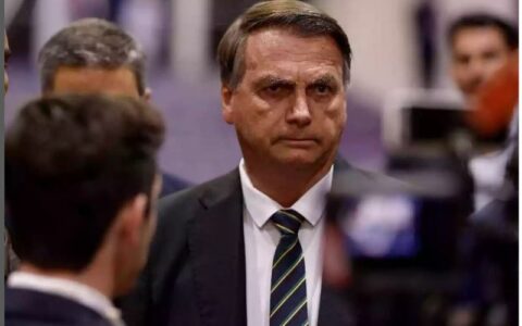 Após se tornar inelegível, Bolsonaro afirma que 'levou facada nas costas'