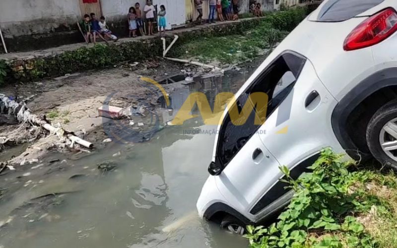 Motorista de aplicativo morre após cair dentro de igarapé em Manaus