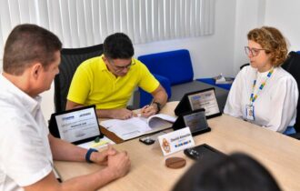 David Almeida assina PCCR dos servidores da Manaus Previdência