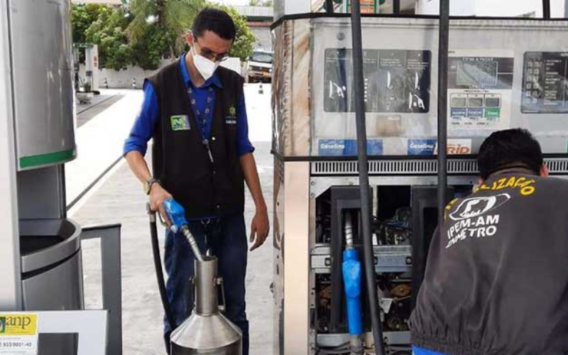 Dois postos de combustíveis são notificados durante fiscalização em Manaus