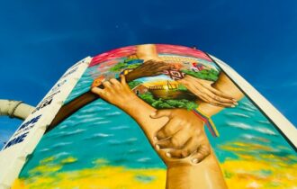 Grafite em reservatório destaca a integração de refugiados em Manaus