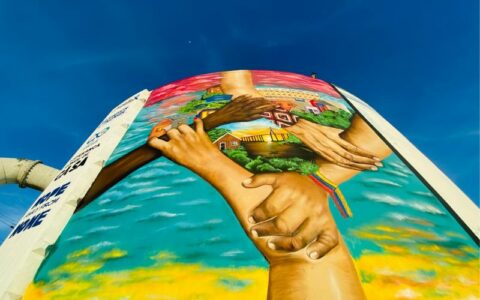 Grafite em reservatório destaca a integração de refugiados em Manaus