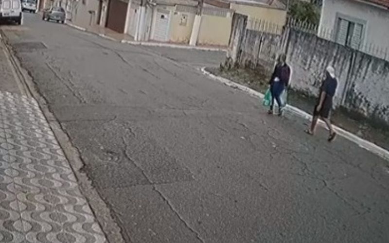 Vídeo: Mulher sofre importunação sexual no meio da rua