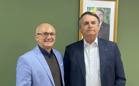 Menezes volta a posar ao lado de Bolsonaro de olho em mais uma eleição