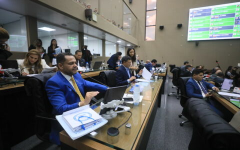 Deputados do AM aprovam redução de tributo de querosene de aviação