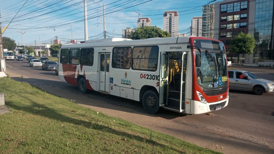PM e assaltantes ficam feridos ao trocar tiros dentro de ônibus em Manaus