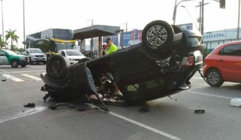 Carro fica destruído após capotar na avenida Torquato Tapajós