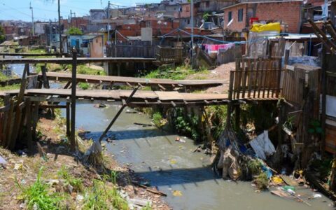 Apenas 47% dos domicílios têm esgotamento sanitário no AM