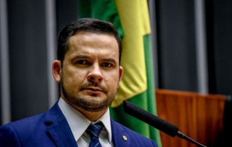 Alberto Neto é criticado por amazonenses após votar contra ZFM