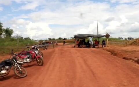 Bloqueio da BR-317 já afeta abastecimento em Boca do Acre