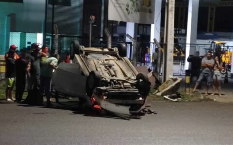 Carro capota em avenida de Manaus e deixa trânsito caótico