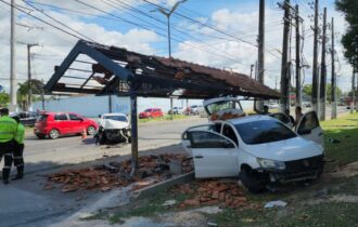 Carro invade parada de ônibus e deixa duas pessoas feridas em Manaus
