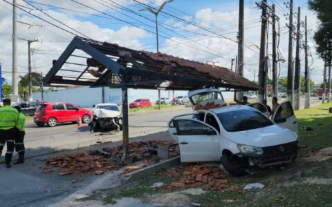 Carro invade parada de ônibus e deixa duas pessoas feridas em Manaus
