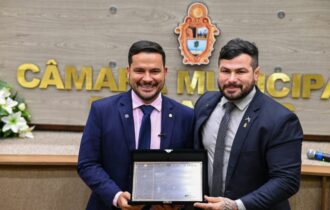 Colegas de farda: Carpê entrega título de cidadão de Manaus a Alberto Neto