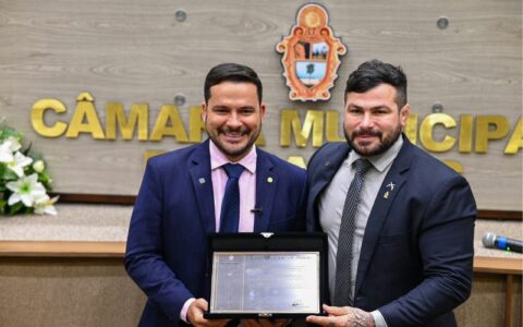 Colegas de farda: Carpê entrega título de cidadão de Manaus a Alberto Neto