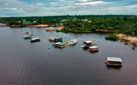 Justiça suspende remoção de flutuantes da Orla do Tarumã