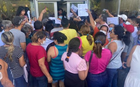 Mais de 1 mil pessoas formam fila gigante no Hospital Delphina Aziz